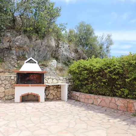 Irida, Morfeas, Ariadni Villa